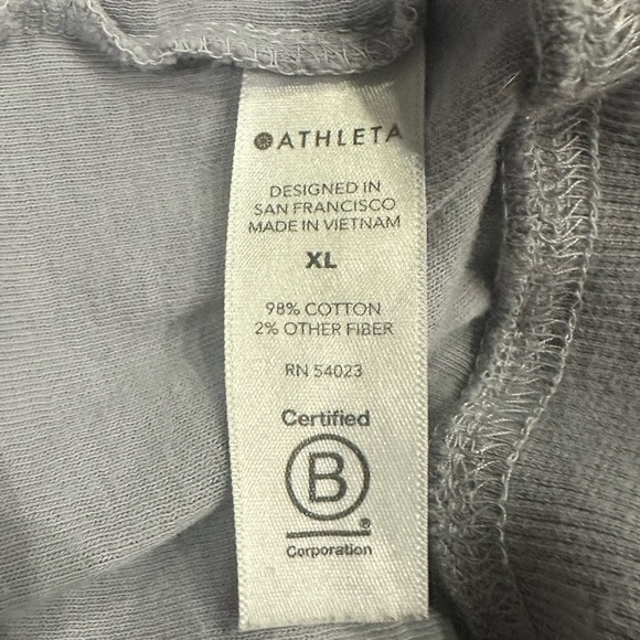 Athleta Women Sundown Dip
Dye Sweatshirt Medieval Violet - Picture 6 of 6